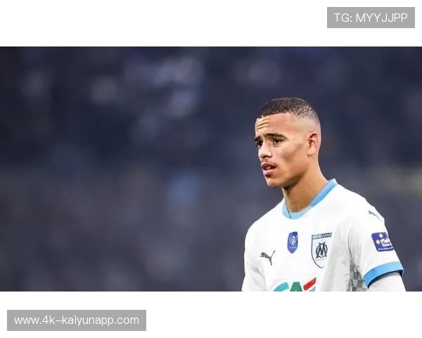 格林伍德进球后接受队友祝贺，球迷欢呼